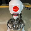 Planetary Mixer Gomesin berbahan stainless steel untuk mengaduk adonan roti, cake, cookies, dan whipping cream pada usaha bakery.